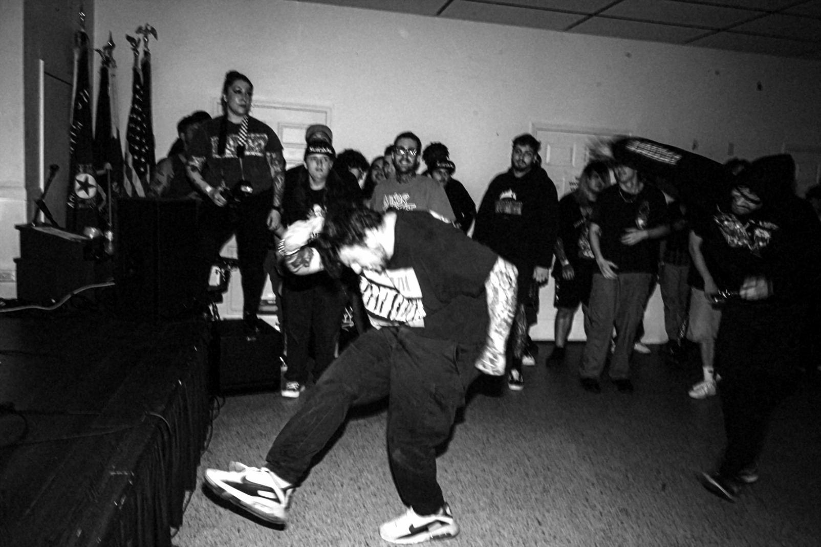 Grupo de estudiantes en sesión de improvisación creativa